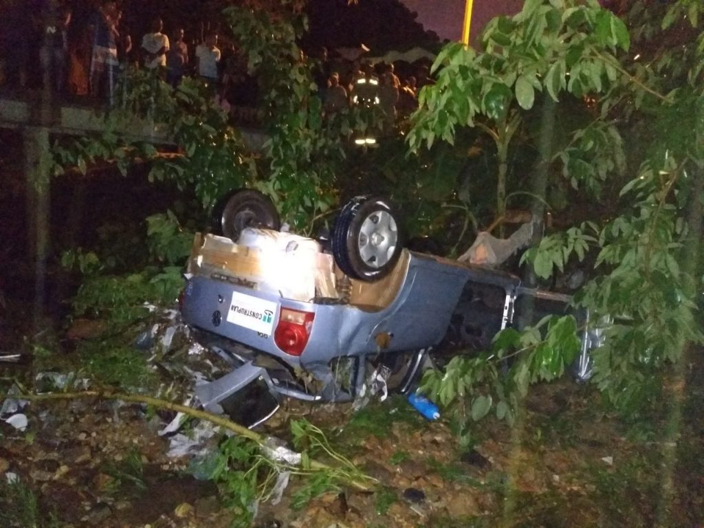 carro vira em galeria