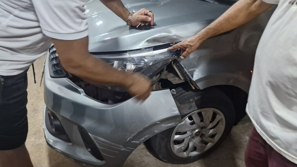 Motoqueiro sofre forte pancada na cabeça após colisão com carro no centro de José de Freitas 2 1000183304