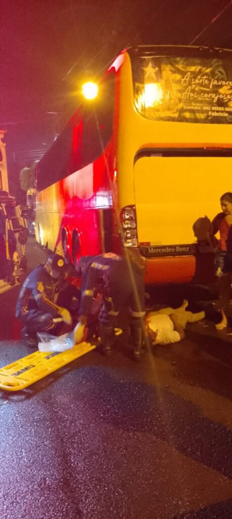 Casal fica ferido após colidir na traseira de ônibus no centro de José de Freitas 1 1000196495