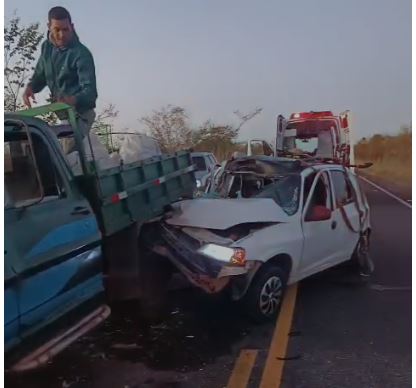 Acidente entre D20 e Corsa deixa mulher ferida em José de Freitas 1 Acidente carro
