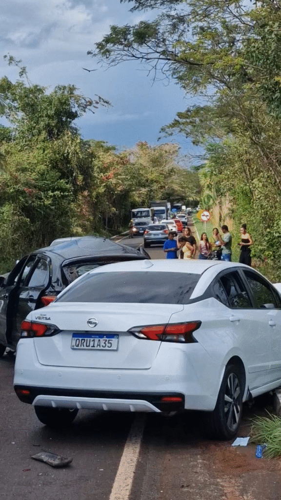 Cinco pessoas ficam feridas em acidente envolvendo três veículos na PI-113, em José de Freitas. 2 image 6