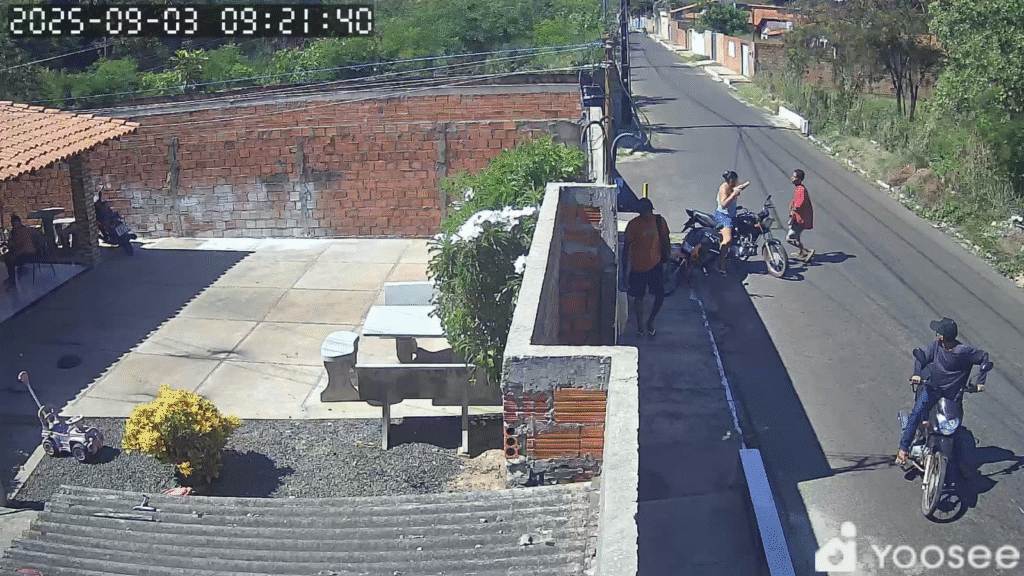 Em plena luz do dia: Dupla armada rouba mulher na frente de casa em José de Freitas 1 image
