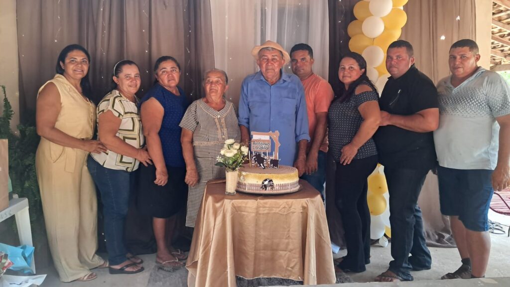 Vaqueiro Antônio Lasdilau comemora com amigos e familiares aniversário de 80 anos de idade WhatsApp Image 2025 12 28 at 08.39.03