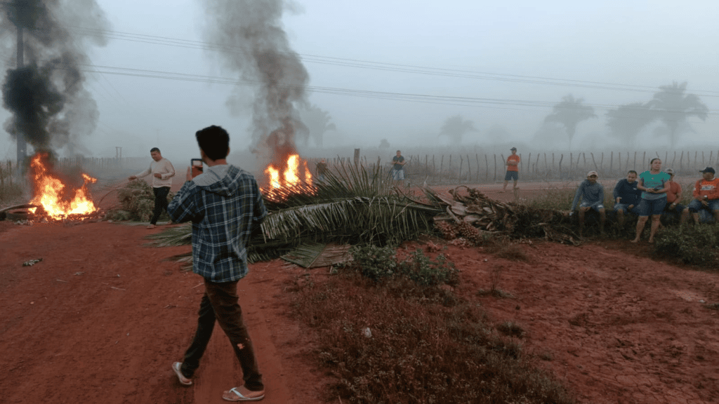 Moradores interditam estrada entre José de Freitas e União. E cobram asfaltamento da rodovia 1 image 2