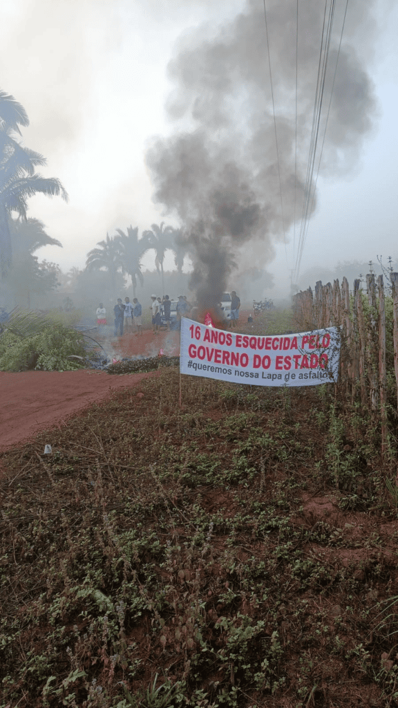 Moradores interditam estrada entre José de Freitas e União. E cobram asfaltamento da rodovia 3 image 3