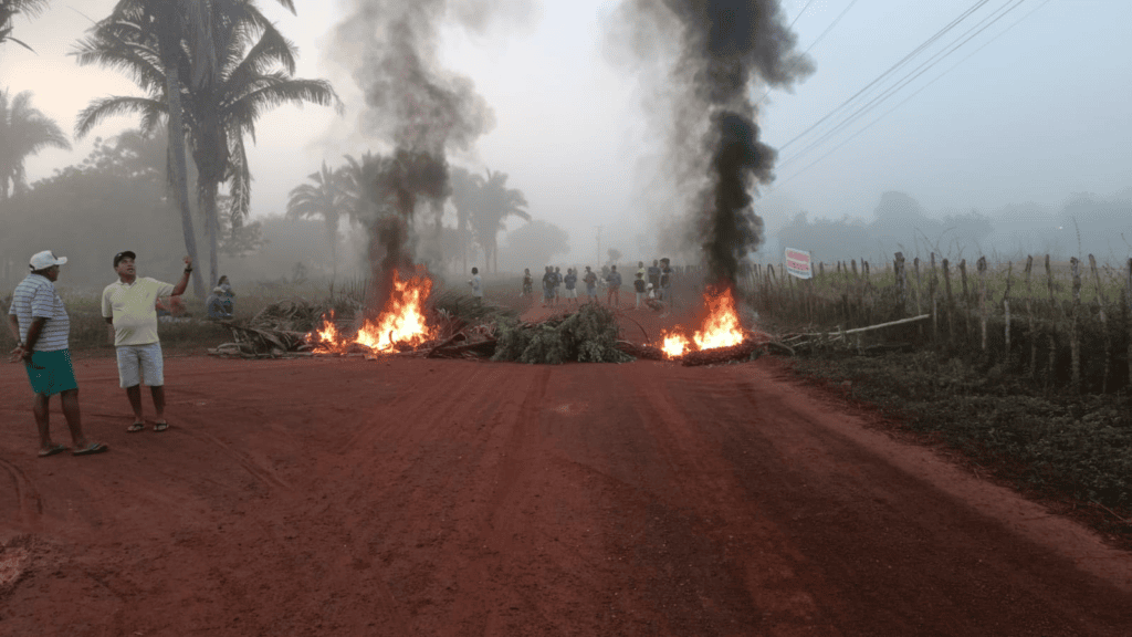Moradores interditam estrada entre José de Freitas e União. E cobram asfaltamento da rodovia 2 image 4
